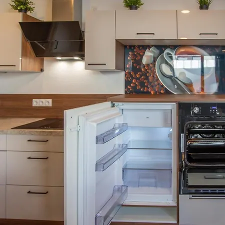 アパート + 1 Free Parking Spot *